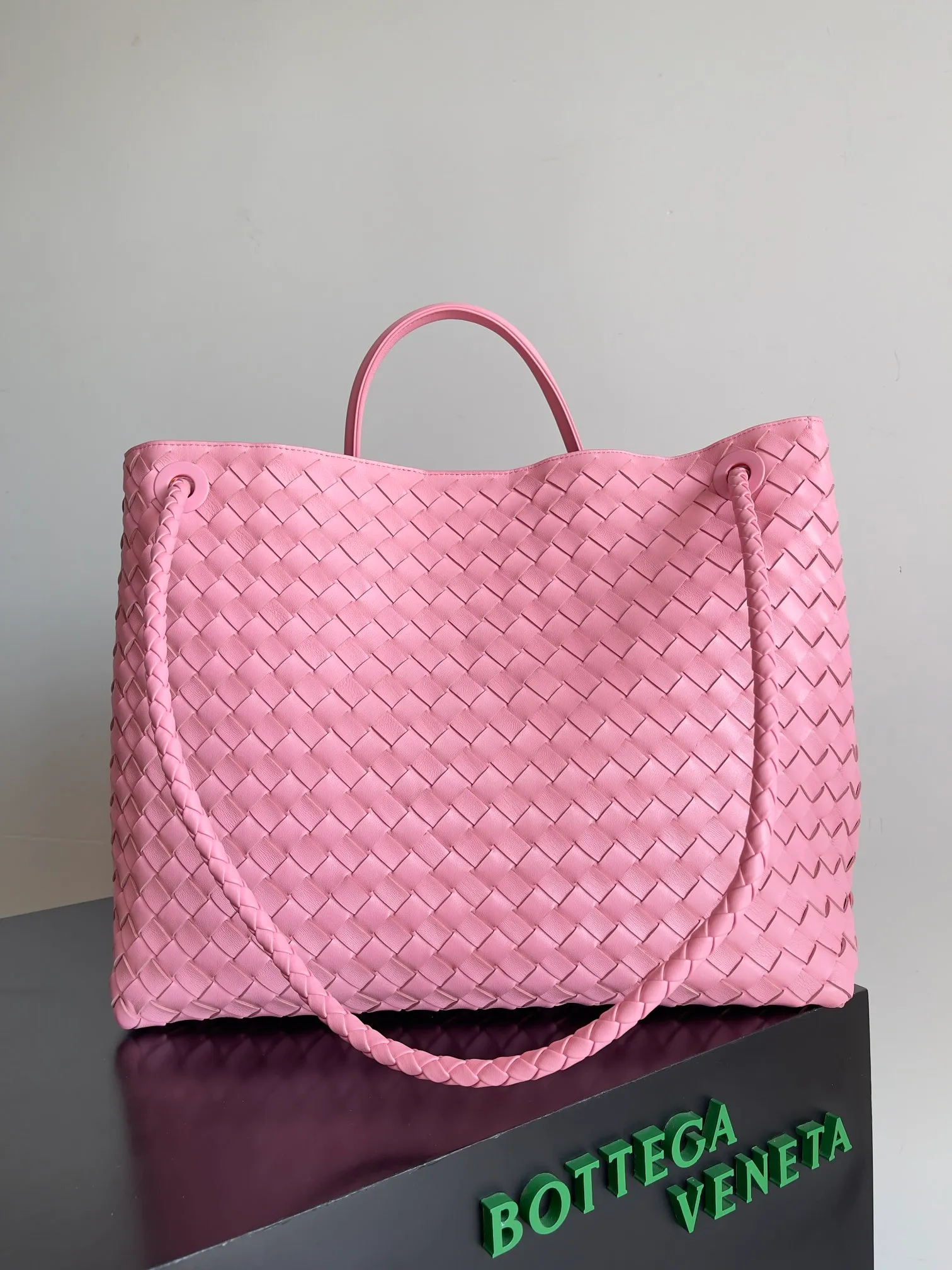 Batch 3760 Recently, the same style of bag that celebrities love is both high-end and practical. Michelle Yeoh, Kim Namjoon, Jing Boran, Tong Liya, Sun Qian, Wu Qianyu, Du Juan, Ma Yili and Bai Baihe are all carrying Bottega Veneta summer series Andiamo handbags. Andiamo has a simple structure and rounded lines. The whole piece is made of Nappa leather. It is comfortable, soft and dynamic. It adds interest to daily life and can be easily matched with various styles. Andiamo handbags are available in three sizes: small, medium and large. There are many colors to choose from, which can meet different needs. You can really carry it whether it is daily or attending events. Style number: 743575 Size: 45*22*34 including handle height 44cm